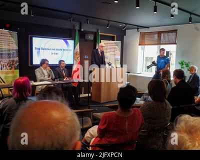 L'avvocato NCRI, Georges Henri Beauthier, interviene durante la conferenza stampa a Bruxelles. Nel suo discorso ha detto: "Queste persone sono state condannate e appartengono a un'organizzazione terroristica. Il mondo sa che ci sarebbero state decine di migliaia di morti a seguito dell'esplosione che avevano pianificato. Volevano uccidere molte persone. E ora, tra qualche settimana, saranno rilasciati." Il Consiglio nazionale di resistenza dell'Iran (NCRI) in una conferenza stampa a Bruxelles, si oppone al trattato belga di governmentís con il regime iraniano per liberare i terroristi di stato condannati e rispedirli a Teheran. (Foto di Siavosh H Foto Stock