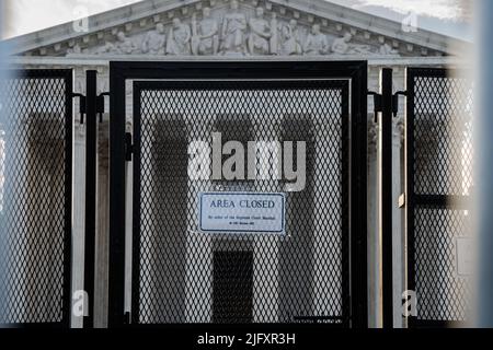 Giugno 24 2022 Washington DC USA - SCOTUS edificio visibile dietro due file di recinzioni il giorno Roe v Wade è rovesciato Foto Stock