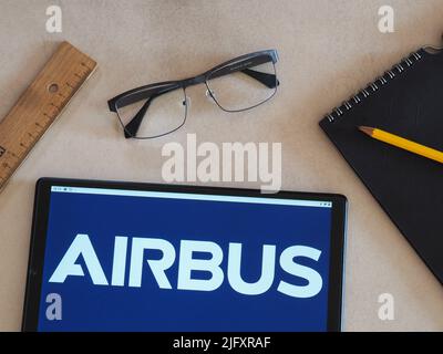 Germania. 05th luglio 2022. In questa figura, il logo Airbus se viene visualizzato su un tablet. Credit: SOPA Images Limited/Alamy Live News Foto Stock