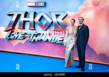 Londra, Regno Unito. 05th luglio 2022. Rita ora (L) e Taika Waititi (R) partecipano allo Screening di Gala britannico del Thor: Love and Thunder di Marvel Studios all'Odeon Luxe Leicester Square di Londra. (Foto di Loredana Sangiuliano/SOPA Images/Sipa USA) Credit: Sipa USA/Alamy Live News Foto Stock