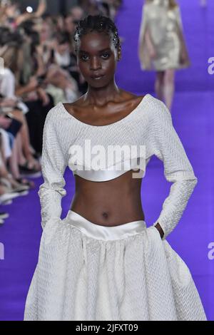 Parigi, Francia. 05th luglio 2022. Un modello cammina sulla pista alla sfilata di moda Alexis Mabille durante l'autunno Inverno 2022-2023 Haute Couture Fashion Show, Parigi il 5 2022 luglio. (Foto di Jonas Gustavsson/Sipa USA) Credit: Sipa USA/Alamy Live News Foto Stock