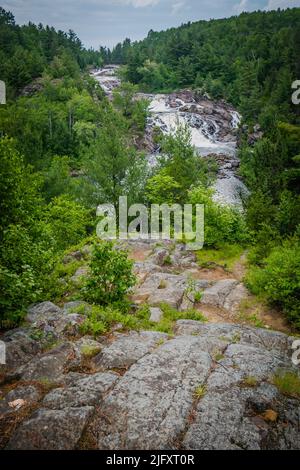 Vista delle cascate Onaping da un Y Jackson Lookout, vicino a Sudbury, Ontario, Canada Foto Stock