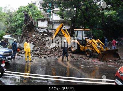 Mumbai, India. 05th luglio 2022. I vigili del fuoco cancellano i detriti da un crollo del muro di un edificio a causa delle forti piogge di Mumbai. Mumbai ha assistito a forti piogge a causa delle quali le strade sono state registrate nelle aree basse e il traffico è stato lento in movimento attraverso la città. Il Dipartimento meteorologico indiano (IMD) ha previsto piogge da moderate a pesanti nelle prossime 24 ore della città. Credit: SOPA Images Limited/Alamy Live News Foto Stock