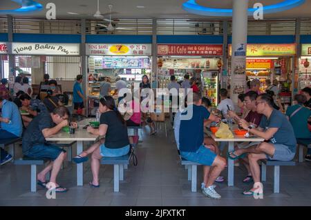 Diners alla corte di cibo (centro falhker) a Tiong Bahru, la più antica proprietà immobiliare di Singapore, Foto Stock