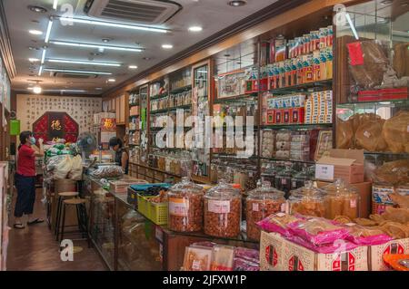 Tradizionale sala cinese 'edicine' o farmacista, South Bridge Road, Chinatown, Singapore Foto Stock