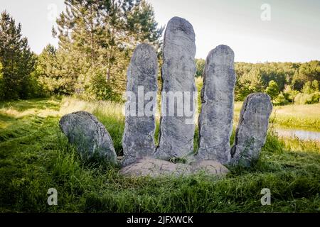 Le teste urlanti di Muskoka, Ontario, Canada, è un caso di mostra dell'artista Peter Camani sculture all'aperto su oltre 300 acri di proprietà Foto Stock