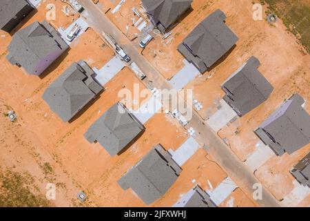 Vista aerea del sito di costruzione su nuovi cottage moderni nella periferia Foto Stock
