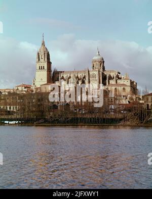 CATEDRAL NUEVA DE SALAMANCA DE EL RIO TORMES - FOTO AÑOS 60. Località: CATEDRAL NUEVA. SALAMANCA. SPAGNA. Foto Stock