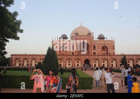 La tomba di Humayun è uno dei monumenti storici più amati di Delhi. Si trova nei sub-urbs di Delhi. È come un soffio di aria fresca in mezzo alla giungla di cemento. Foto Stock