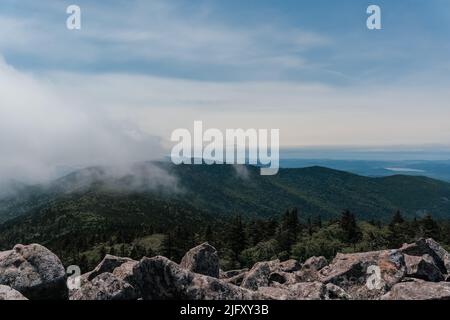 Paesaggio di montagna. Vista dal Monte Pidan. Vetta della montagna Livadia. Russia. Vladivostok. Foto di alta qualità. Foto di alta qualità Foto Stock