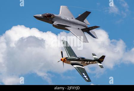 Kristen “Beo” Wolfe, F-35A Lightning II Demonstration Team Commander con la 388th Fighter Wing, si esibisce insieme a un P-51 Mustang in preparazione al Warriors Over the Wasatch Air and Space Show il 24 maggio 2022, Hill Air Force base, Utah. Il duo rappresenta una mostra della storia della dominanza aerea dell'Aeronautica militare e cerca di onorare coloro che hanno servito. (STATI UNITI Air Force foto di Senior Airman Erica Webster) Foto Stock