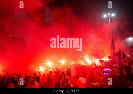 Porto Alegre, Brasile. 06th luglio 2022. Gli appassionati di Internacional accolgono con favore l’arrivo del team momenti prima della partita tra Internacional e Colo-Colo (chi), per il round della 16 della Copa Sulamericana 2022, all’Estadio Beira-Rio martedì 05. 30761 (Max Peixoto/SPP) Credit: SPP Sport Press Photo. /Alamy Live News Foto Stock