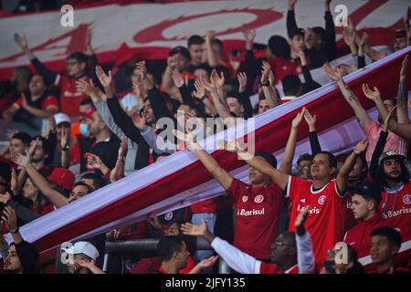 Porto Alegre, Brasile. 06th luglio 2022. Tifosi internazionali, momenti prima della partita tra Internacional e Colo-Colo (chi), per il round 16 della Copa Sulamericana 2022, all'Estadio Beira-Rio martedì 05. 30761 (Max Peixoto/SPP) Credit: SPP Sport Press Photo. /Alamy Live News Foto Stock