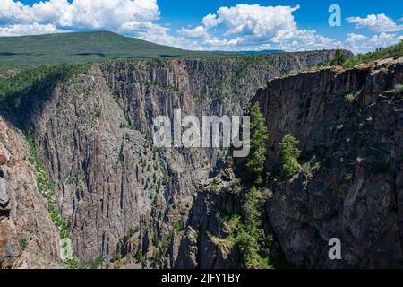 Pareti ripide e roccia nera caratterizzano il Black Canyon del Gunnison National Park Foto Stock