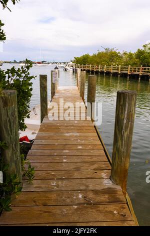 Wooden Pier a Roberts Bay, Venezia, Florida, USA Foto Stock