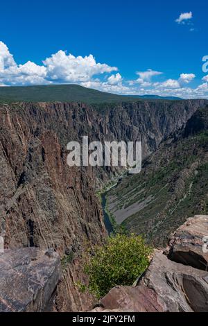 Pareti ripide e roccia nera caratterizzano il Black Canyon del Gunnison National Park Foto Stock