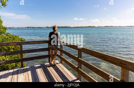 Hiker femminile su Sarasota Bay, Leffis Key Preserve, Bradenton Beach, Florida, USA Foto Stock