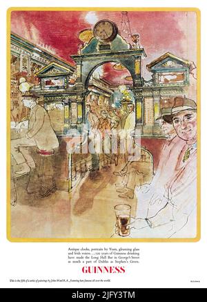1967 Pubblicità britannica per la birra Guinness Stout, mostrando Yeats Long Hall Bar in George's Street, Dublino, dipinto da John Ward R.A. Foto Stock