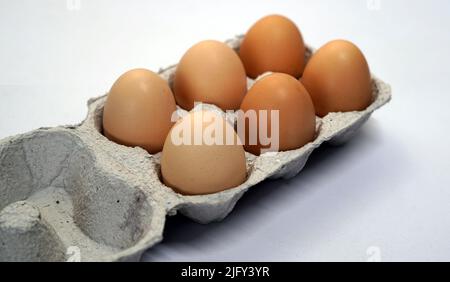 Top Shot di pollo marrone uova fresche in una scatola di carta. Una scatola di uova con dieci uova. Foto Stock