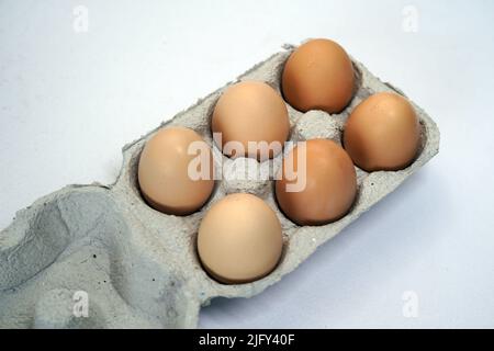 Top Shot di pollo marrone uova fresche in una scatola di carta. Una scatola di uova con dieci uova. Foto Stock