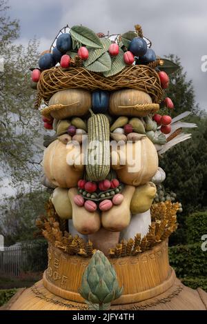 Scultura insolita di una testa formata da una collezione di verdure di stagione al RHS Royal orticultural Society Garden Harlow Carr dall'artista Philip Haa Foto Stock