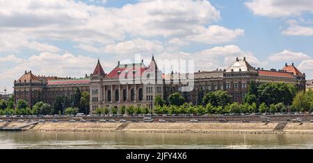 L'edificio K dell'Università di tecnologia ed economia di Budapest si affaccia sul Danubio Foto Stock