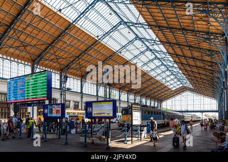 Pendolari che arrivano e vanno all'interno della stazione ferroviaria di Nyugati a Budapest, Ungheria Foto Stock