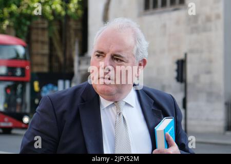 Londra, Regno Unito, 5th luglio 2022. Richard Bacon, deputato conservatore del Norfolk del Sud, lascia il complesso parlamentare dopo le dimissioni da shock di due membri del gabinetto, il cancelliere Rishi Sunak e il segretario alla salute Sajid Javid. Credit: Undicesima ora Fotografia/Alamy Live News Foto Stock