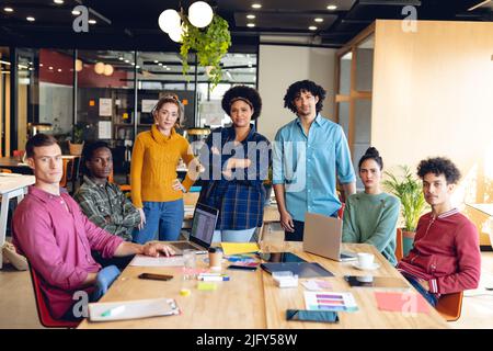Ritratto di fiduciosi professionisti del design multirazziale in ufficio creativo Foto Stock