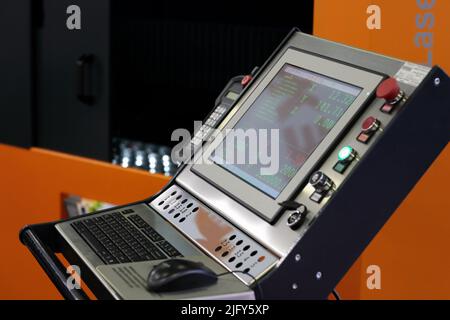 Console operatore della macchina CNC laser Cutting. Messa a fuoco selettiva. Foto Stock