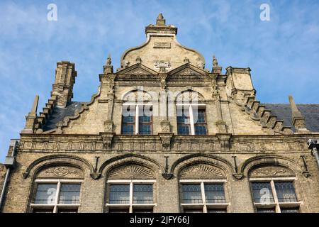 Tipiche facciate a gradini di case medievali nelle Fiandre, in Belgio. Questi si trovano sulla piazza del mercato del 16th secolo piazza del mercato a Veurne. Foto Stock