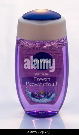 Kolkata, India - 21 giugno 2022: Famoso marchio per l'igiene personale e la cura della pelle in India il gel doccia Powerfruit fresco di Nivea contro il dorso bianco Foto Stock