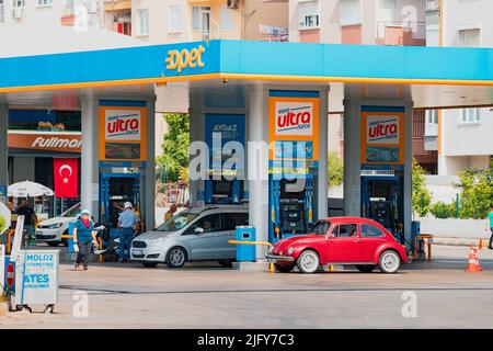 30 maggio 2021, Antalya, Turkiye: Gli automobilisti riempiono le loro auto di benzina e diesel alla stazione di servizio turca OPET. Il concetto di inflazione e spese Foto Stock