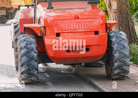 30 maggio 2022, Antalya, Turchia: La società francese Manitou logo su un corpo di un trattore rosso potente o bulldozer wtih elevatore a forche Foto Stock