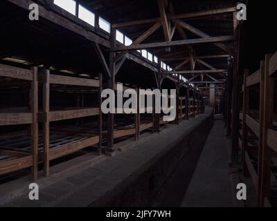 Interno di una caserma nel campo di concentramento di Auschwitz-Birkenau in Polonia Foto Stock