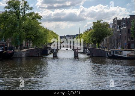 Vista dal ponte Dirk Van Nimwegenbrug sul fiume Amstel ad Amsterdam Paesi Bassi 28-6-2022 Foto Stock