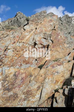 Cime sormontate da rocce quarzite a Sierra de la Mosca, Caceres, Spagna. Vista intera cresta Foto Stock