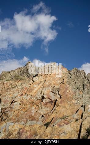 Cime sormontate da rocce quarzite a Sierra de la Mosca, Caceres, Spagna. Vista intera cresta Foto Stock