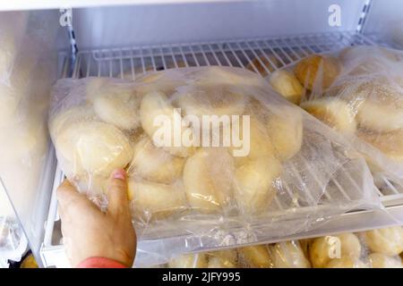 Pane surgelato in frigorifero, concetto di conservazione degli alimenti a lunga durata Foto Stock