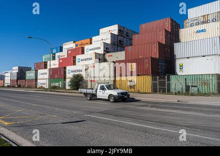 Adelaide Australia, 6 luglio 2022 . Container cargo con il logo delle compagnie di spedizione a Port Adelaide. Un nuovo rapporto della Banca Mondiale sull'impatto della guerra in Ucraina sul commercio e gli investimenti globali mostra che il commercio mondiale scenderà dell'1 per cento causando interruzioni a livello mondiale del commercio e degli investimenti che frenano la crescita nei paesi in via di sviluppo e aumentano le pressioni sui prezzi per i consumatori. Credit. amer Ghazzal/Alamy Live News Foto Stock