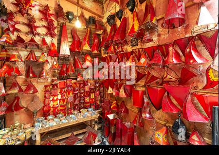 Marocco Marrakech. Negozio di lampadari marocchini Foto Stock