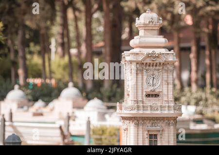 30 maggio 2022, Antalya, Turchia: Torre dell'orologio Dolmabahce con architettura turca sotto forma di modelli di dimensioni ridotte nel Parco in miniatura Dokuma Foto Stock