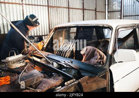 Ristrutturazione della vecchia macchina danneggiata in Russia Foto Stock