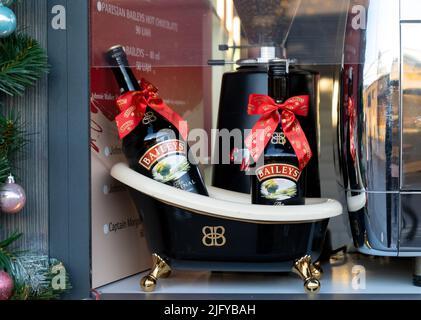 Due bottiglie Baileys. Liquore alcolico per Natale e festivi. Fiera di strada. Ucraina, Kiev - 1 dicembre 2021 Foto Stock
