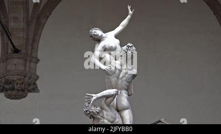 Particolare della statua marmorea del 'ratto delle Sabine' nella Loggia dei Lanzi, Firenze, Italia Foto Stock