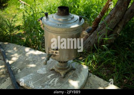 Samovar di tè in rame di metallo d'epoca. Vista laterale Samovar. I dettagli del samovar. All'aperto. Foto Stock