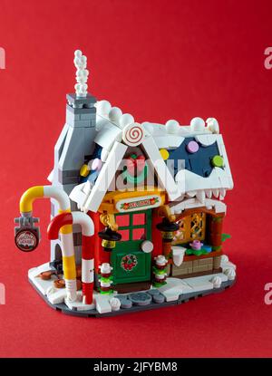 Giocattolo di Capodanno. Casa d'inverno di Babbo Natale. Il costruttore LEGO interrompe i dettagli. Storia di Natale e minifigure. Sfondo del concetto di artigianato per bambini. Kiev, Ucraina - 23 febbraio 2022 Foto Stock