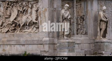 Roma, Italia, marzo 2022. Foto della parte superiore dell'arco di Costantino con belle sculture in pietra. Foto Stock