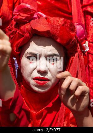 La Brigata Rossa alla manifestazione della ribellione dell'estinzione, a Oxford Circus, Londra, per protesta contro il crollo climatico mondiale e il crollo ecologico. Foto Stock