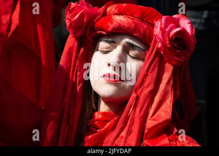 La Brigata Rossa alla manifestazione della ribellione dell'estinzione, a Oxford Circus, Londra, per protesta contro il crollo climatico mondiale e il crollo ecologico. Foto Stock